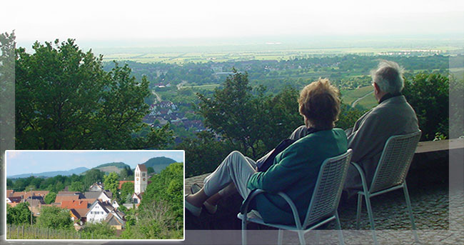 Blick von der Burg Badenweiler Richtung Müllheim, über die Rheineben in das benachtbarte Elsass in Frankreich. Im Bild links unten ist der bekannte